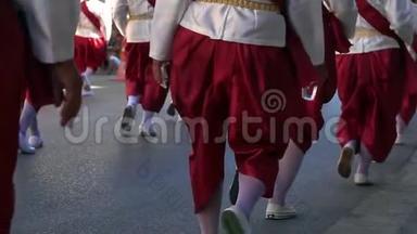 在萨米节游行中，人们漫步传统<strong>民族服饰</strong>